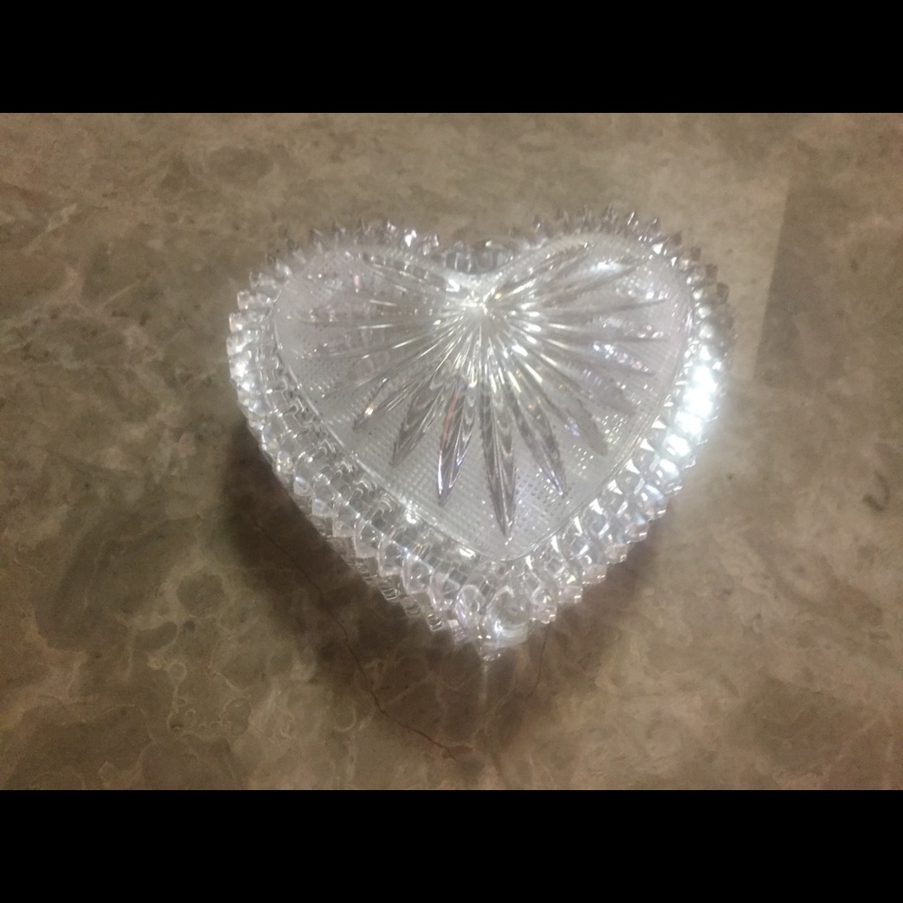Glass heart shaped trinket box - Picture 1 of 5